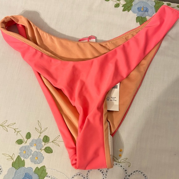J.Crew Women's XS
Reversible Curved Waist
Cheeky Bikini Bottoms
COLOR TRO - Picture 5 of 5